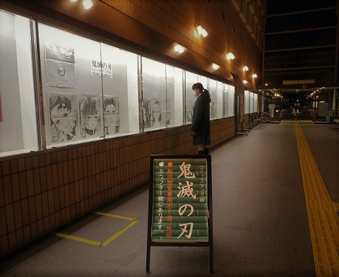 中央図書館エントランスの写真